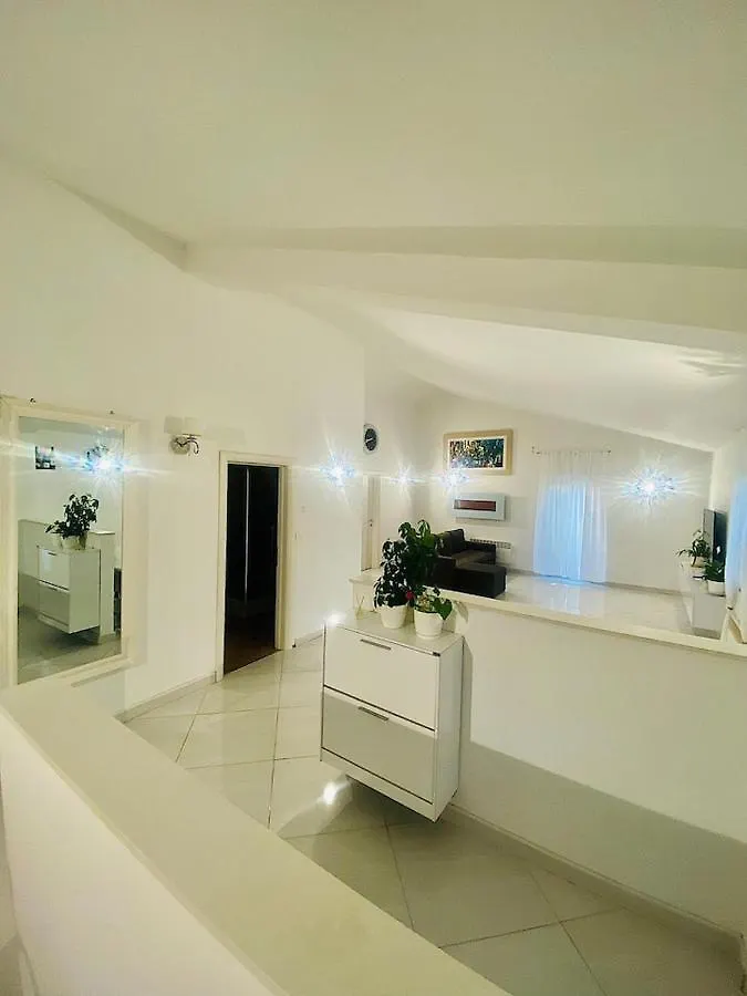 Apartments Eden 0*, Sisan